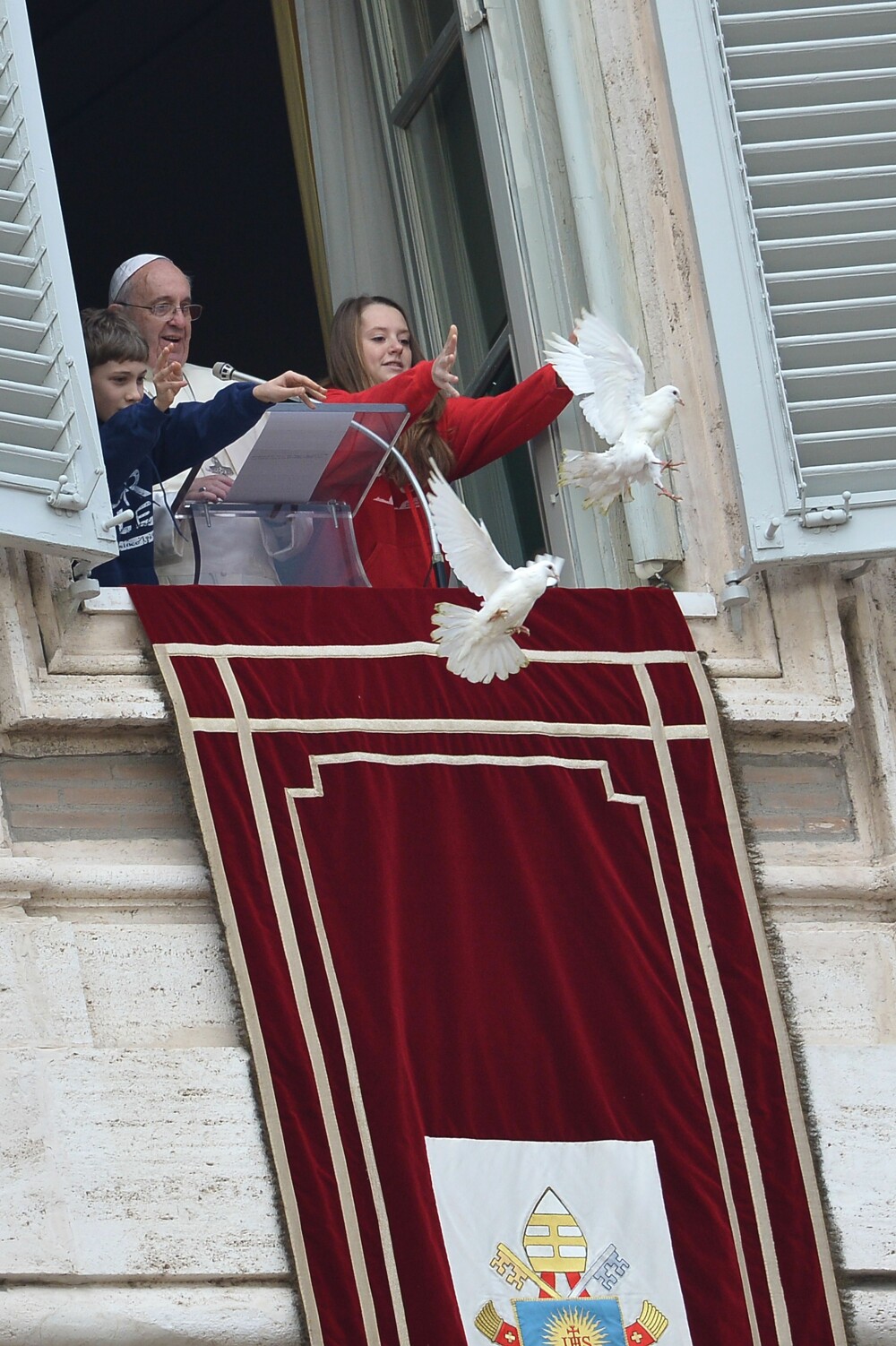 Ce s-a intamplat cu porumbeii eliberati de Papa Francisc in timpul slujbei de duminica de la Vatican - Imaginea 3