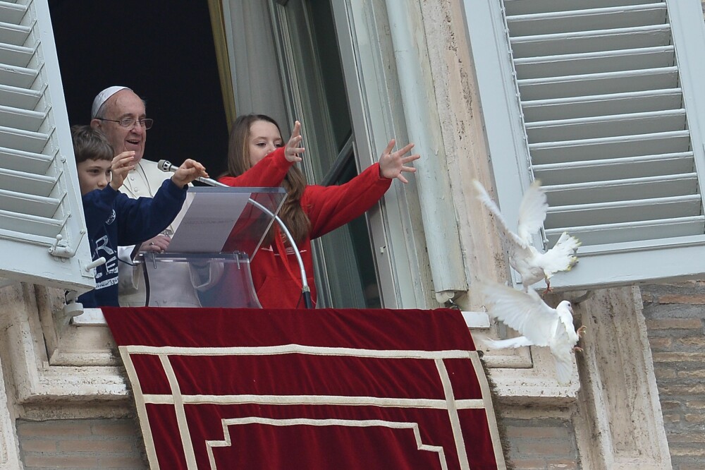 Ce s-a intamplat cu porumbeii eliberati de Papa Francisc in timpul slujbei de duminica de la Vatican - Imaginea 4