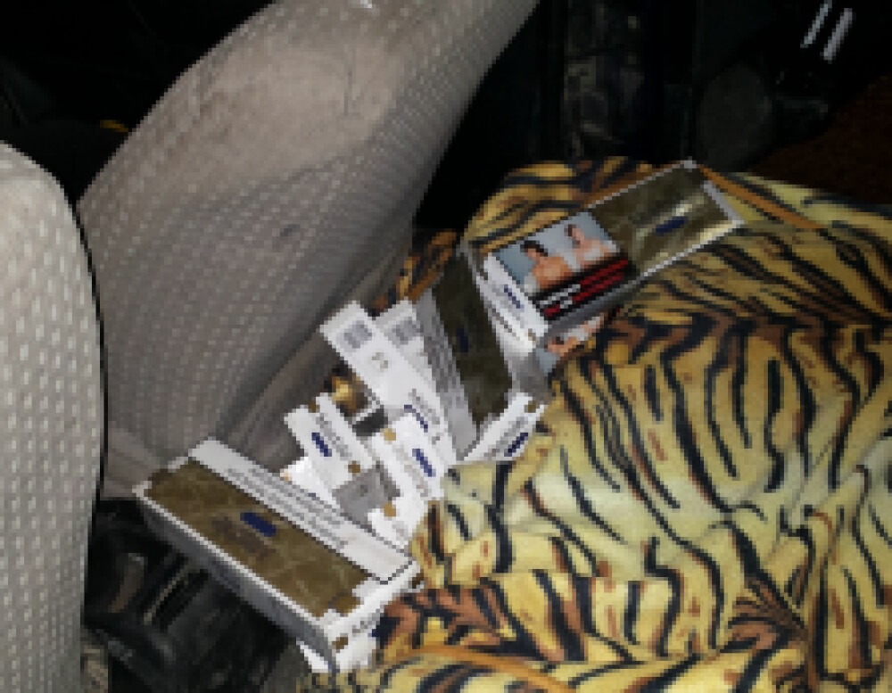 4000 de tigarete de contrabanda, descoperite intr-o masina, la un control in trafic. Ce au aflat politistii despre sofer - Imaginea 1