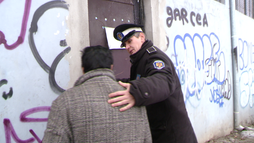 Oamenii strazii, dusi la adapost de politistii locali din Timisoara, pentru a nu ingheta de frig - Imaginea 1