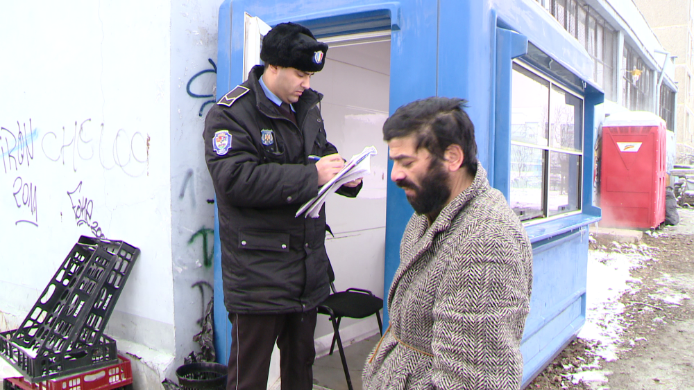 Oamenii strazii, dusi la adapost de politistii locali din Timisoara, pentru a nu ingheta de frig - Imaginea 8