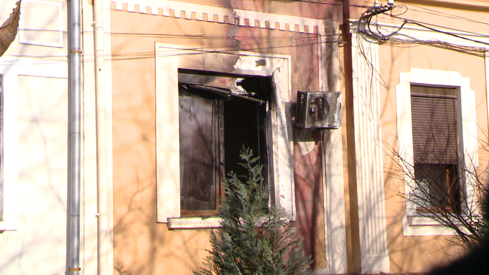 FOTO. Incendiu la o casa din Timisoara. Focul ar fi fost provocat de lucrarile pe care le faceau angajatii de la gaz - Imaginea 1