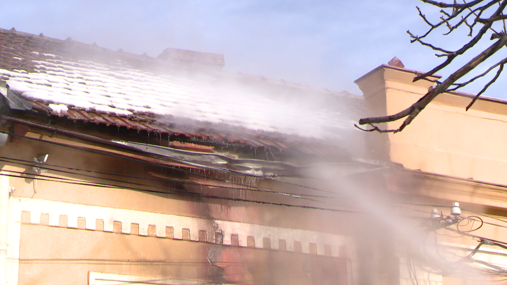 FOTO. Incendiu la o casa din Timisoara. Focul ar fi fost provocat de lucrarile pe care le faceau angajatii de la gaz - Imaginea 2