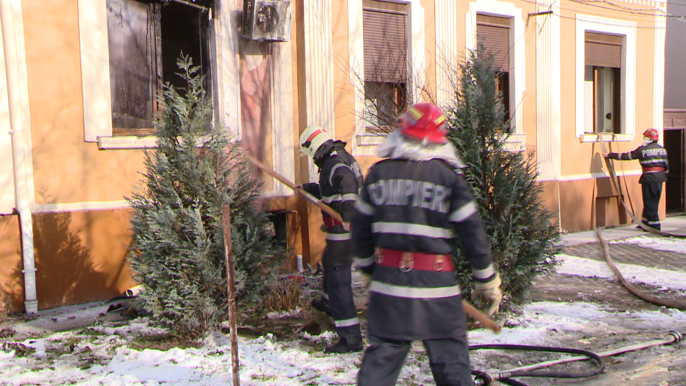 FOTO. Incendiu la o casa din Timisoara. Focul ar fi fost provocat de lucrarile pe care le faceau angajatii de la gaz - Imaginea 3