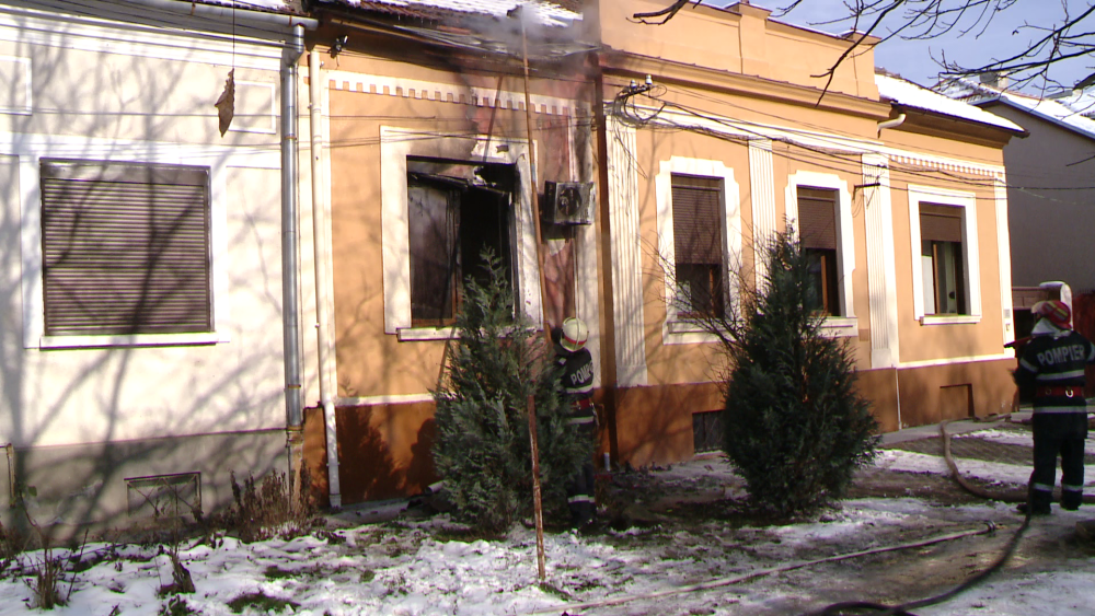 FOTO. Incendiu la o casa din Timisoara. Focul ar fi fost provocat de lucrarile pe care le faceau angajatii de la gaz - Imaginea 4