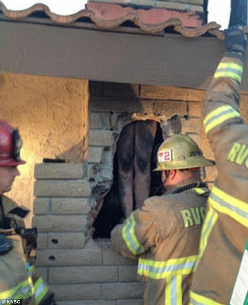 Tanara scoasa de pompieri din hornul case unui barbat. Ce a declarat proprietarul locuintei - Imaginea 1
