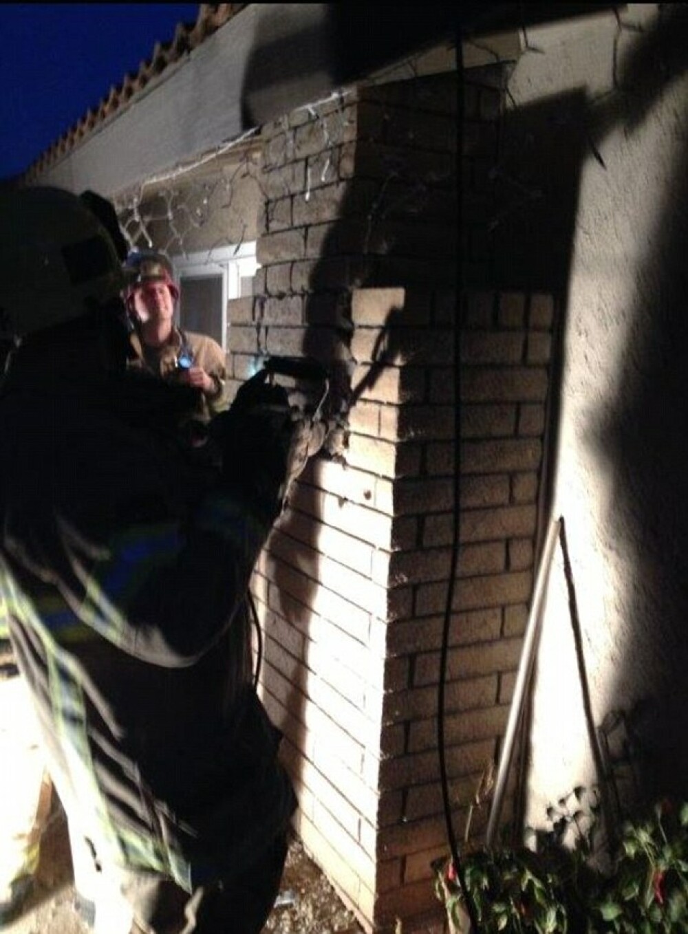 Tanara scoasa de pompieri din hornul case unui barbat. Ce a declarat proprietarul locuintei - Imaginea 3