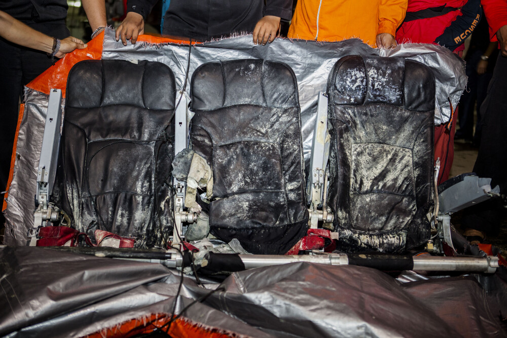 Echipele de salvare au recuperat bagajele victimelor si scaunele avionului AirAsia. Imaginile au fost facute publice - Imaginea 1