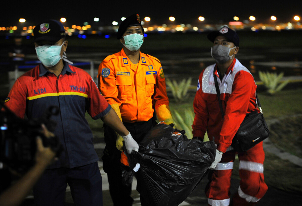 Echipele de salvare au recuperat bagajele victimelor si scaunele avionului AirAsia. Imaginile au fost facute publice - Imaginea 3