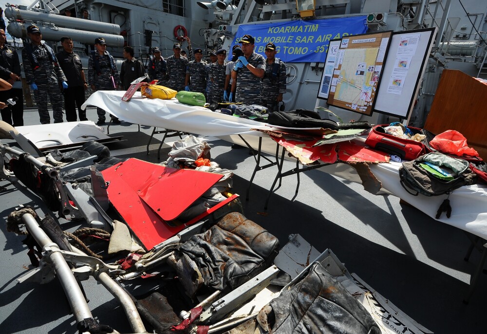 Echipele de salvare au recuperat bagajele victimelor si scaunele avionului AirAsia. Imaginile au fost facute publice - Imaginea 4