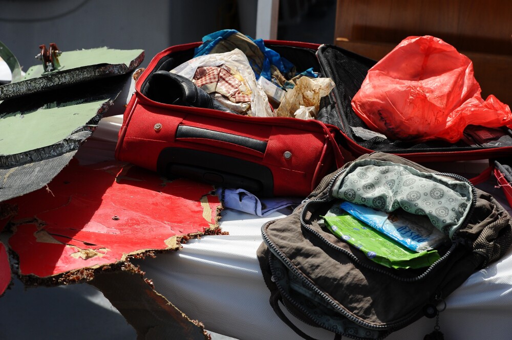 Echipele de salvare au recuperat bagajele victimelor si scaunele avionului AirAsia. Imaginile au fost facute publice - Imaginea 5