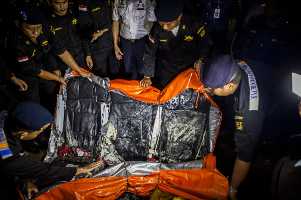 Echipele de salvare au recuperat bagajele victimelor si scaunele avionului AirAsia. Imaginile au fost facute publice - Imaginea 6
