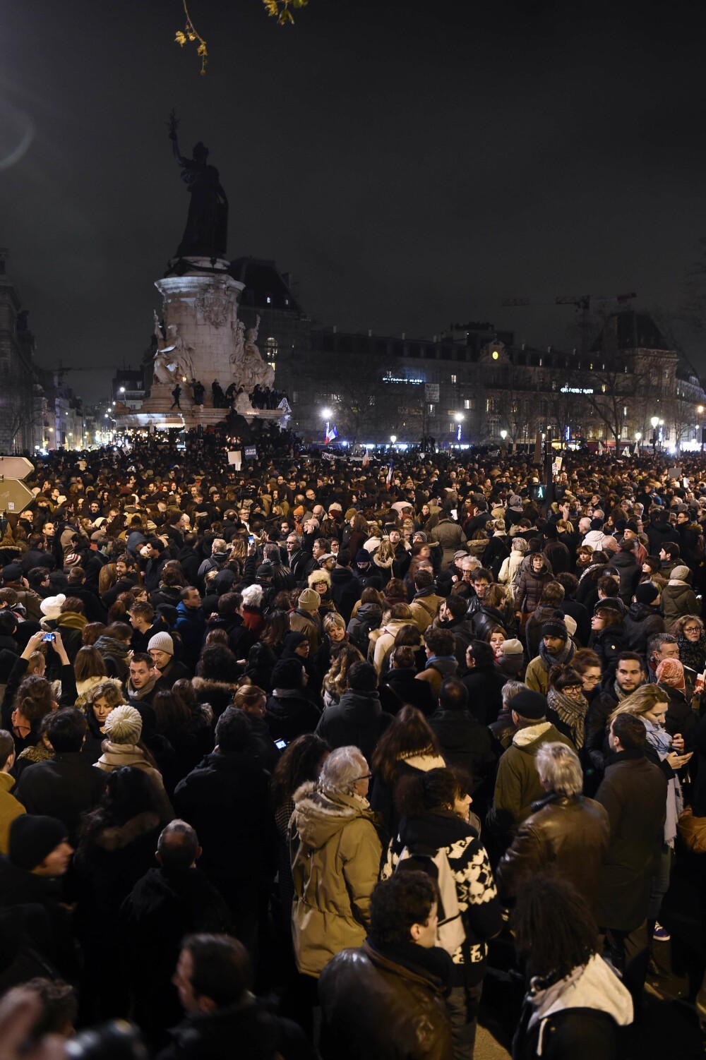 100.000 de oameni au iesit pe strazi, in Franta, pentru a le aduce un omagiu victimelor atacului de la Paris. GALERIE FOTO - Imaginea 1