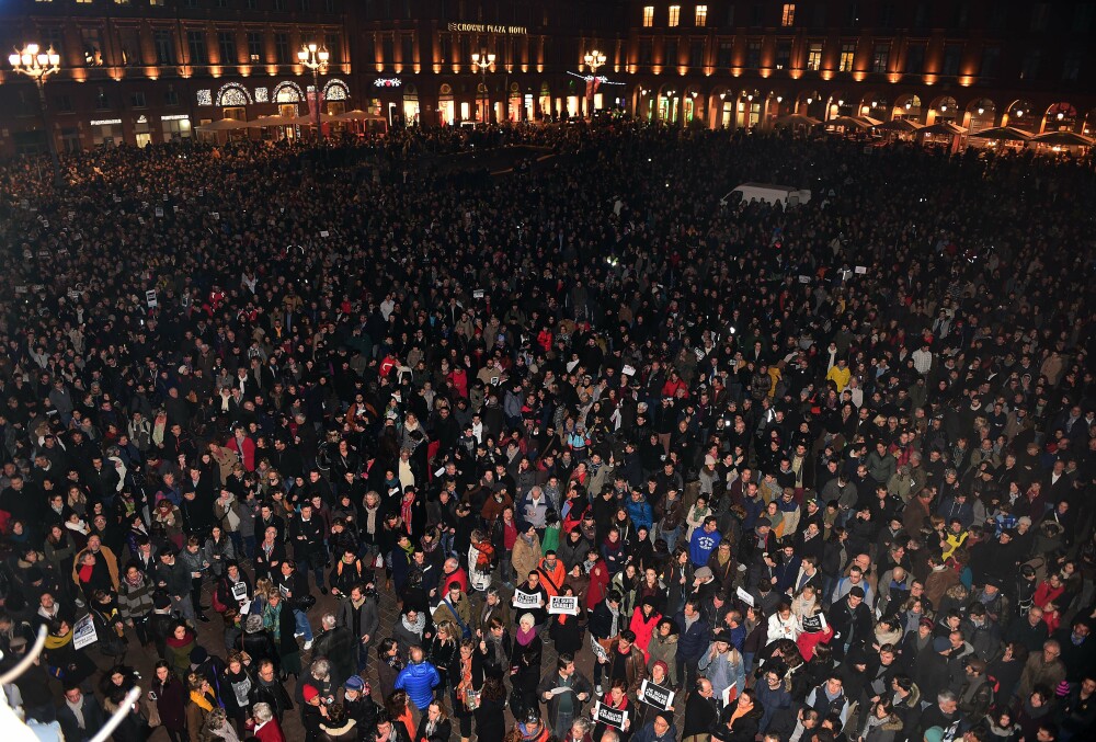 100.000 de oameni au iesit pe strazi, in Franta, pentru a le aduce un omagiu victimelor atacului de la Paris. GALERIE FOTO - Imaginea 3