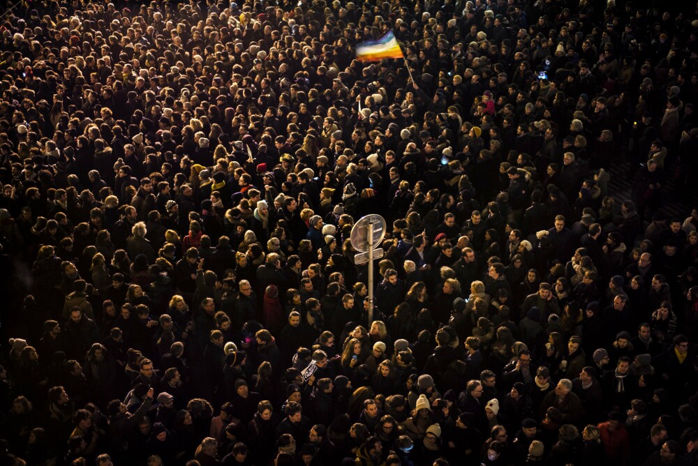 100.000 de oameni au iesit pe strazi, in Franta, pentru a le aduce un omagiu victimelor atacului de la Paris. GALERIE FOTO - Imaginea 7