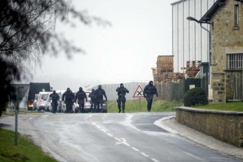 Presupusii teroristi, cautati de peste 30 de ore. S-au ascuns la nord de Paris, zona plasata sub nivel maxim de alerta - Imaginea 20