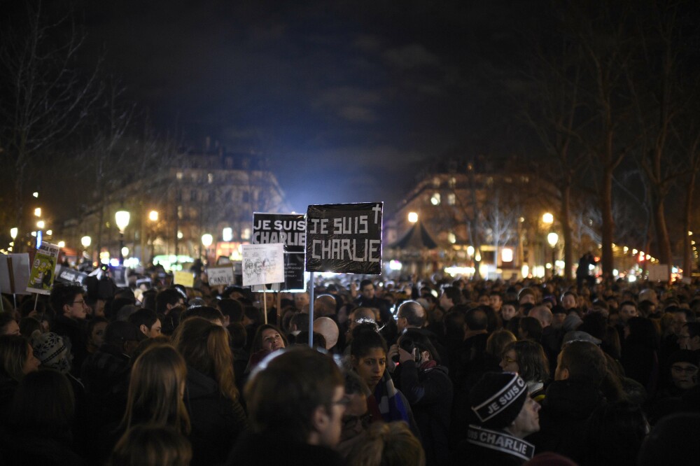 Mii de oameni au iesit din nou in strada, in Franta. Turnul Eiffel si-a stins luminile in semn de doliu. GALERIE FOTO - Imaginea 1