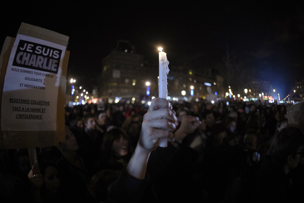 Mii de oameni au iesit din nou in strada, in Franta. Turnul Eiffel si-a stins luminile in semn de doliu. GALERIE FOTO - Imaginea 2