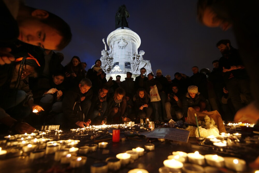 Mii de oameni au iesit din nou in strada, in Franta. Turnul Eiffel si-a stins luminile in semn de doliu. GALERIE FOTO - Imaginea 4