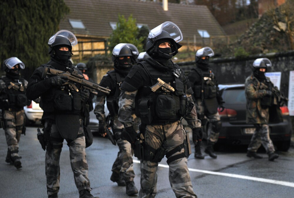 Presupusii teroristi, cautati de peste 30 de ore. S-au ascuns la nord de Paris, zona plasata sub nivel maxim de alerta - Imaginea 22