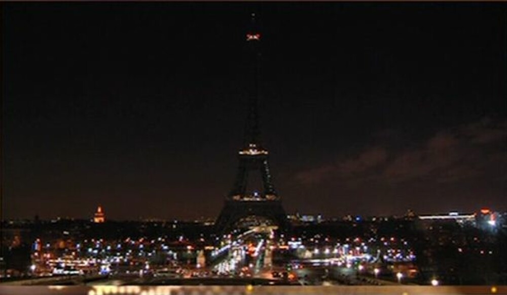 Mii de oameni au iesit din nou in strada, in Franta. Turnul Eiffel si-a stins luminile in semn de doliu. GALERIE FOTO - Imaginea 6
