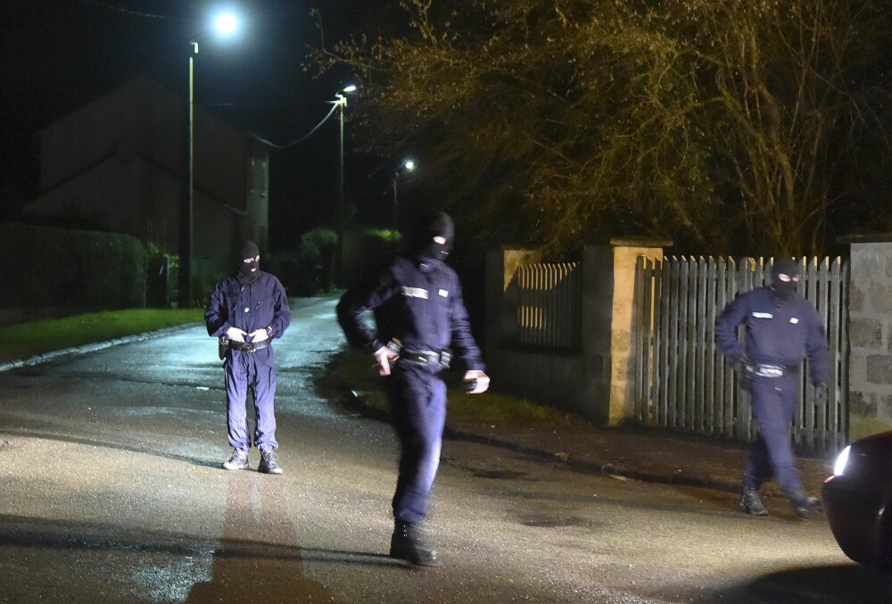 Presupusii teroristi, cautati de peste 30 de ore. S-au ascuns la nord de Paris, zona plasata sub nivel maxim de alerta - Imaginea 23