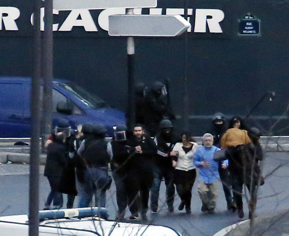 TRAGEDIE IN PARIS. Atacatorul si 4 ostatici, ucisi in asaltul de la supermarket. 4 oameni in stare grava, complicele a fugit - Imaginea 6