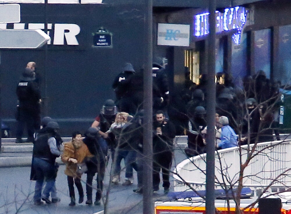 TRAGEDIE IN PARIS. Atacatorul si 4 ostatici, ucisi in asaltul de la supermarket. 4 oameni in stare grava, complicele a fugit - Imaginea 7