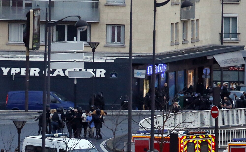 TRAGEDIE IN PARIS. Atacatorul si 4 ostatici, ucisi in asaltul de la supermarket. 4 oameni in stare grava, complicele a fugit - Imaginea 8