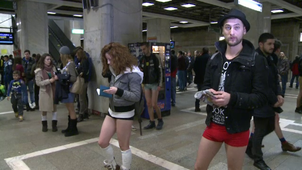 Tinerii din Bucuresti s-au plimbat in lenjerie intima la metrou. Cum au reactionat calatorii mai in varsta - Imaginea 1