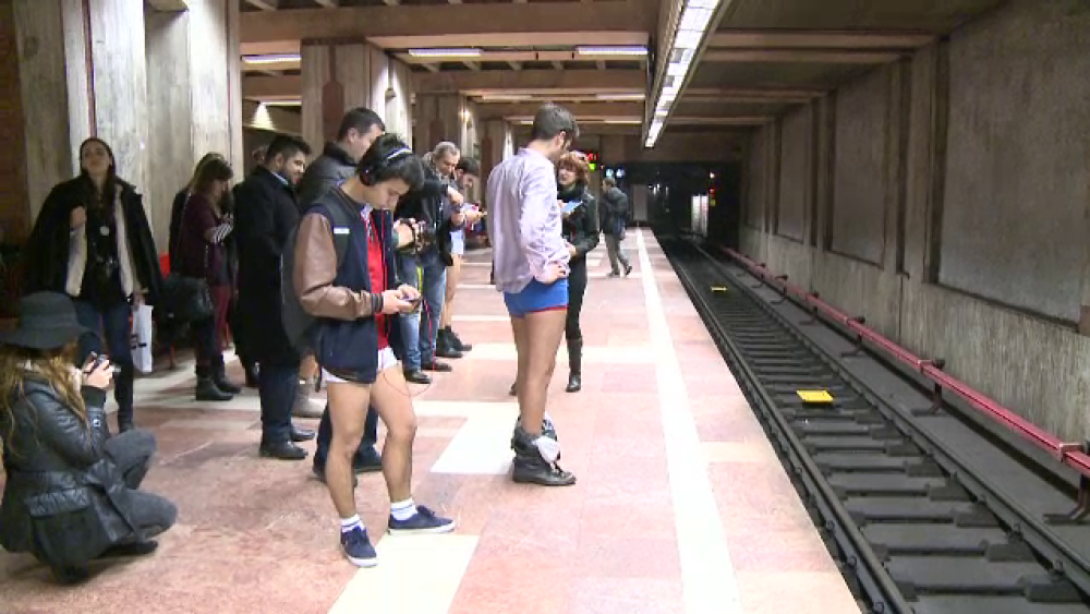 Tinerii din Bucuresti s-au plimbat in lenjerie intima la metrou. Cum au reactionat calatorii mai in varsta - Imaginea 3