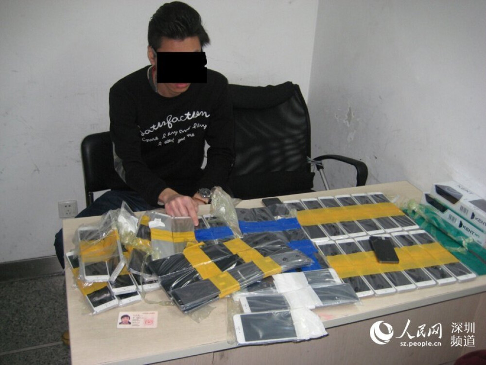 Cum a incercat un chinez sa treaca ilegal aproape 100 de iPhone-uri. Politistii nu au gasit nimic in bagaje - Imaginea 1
