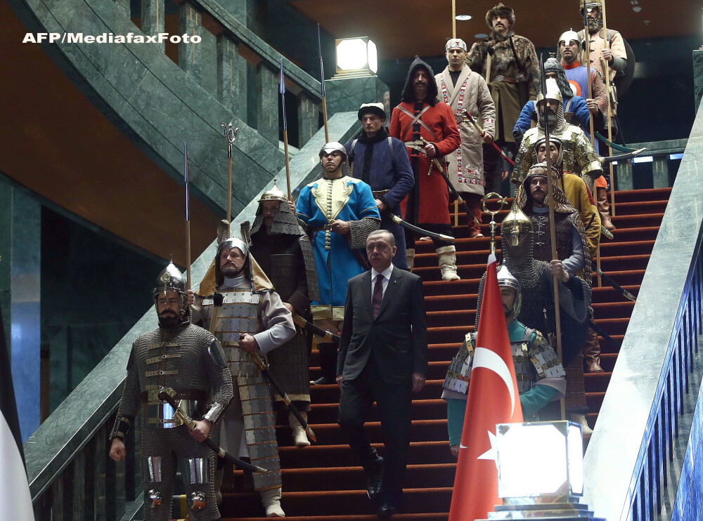 Aceste fotografii nu sunt trucate si nici dintr-un serial turcesc. De ce a aparut presedintele Turciei inconjurat de ieniceri - Imaginea 1