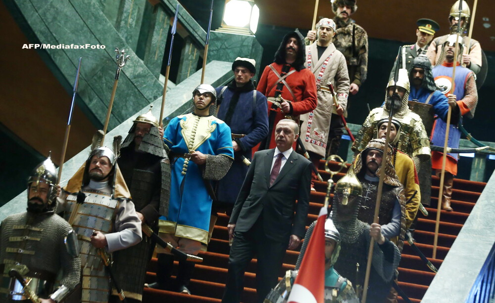 Aceste fotografii nu sunt trucate si nici dintr-un serial turcesc. De ce a aparut presedintele Turciei inconjurat de ieniceri - Imaginea 2