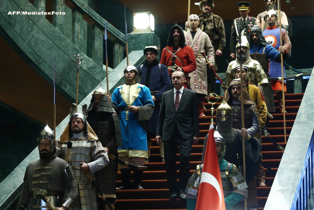 Aceste fotografii nu sunt trucate si nici dintr-un serial turcesc. De ce a aparut presedintele Turciei inconjurat de ieniceri - Imaginea 5