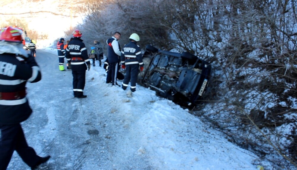 Accident identic la doar trei minute diferenta la iesire din localitatea Nicula - Imaginea 3