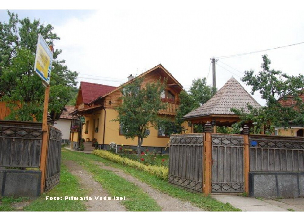 Turist in Romania. Localitatea Vadu Izei din Maramures: traditii, obiceiuri si biserici de lemn - Imaginea 7