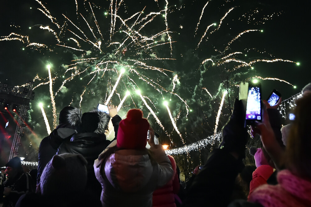 Singura petrecere de Revelion in aer liber din Capitala. Bucurestenii au invadat Parcul Titan sa vada focul de artificii - Imaginea 1