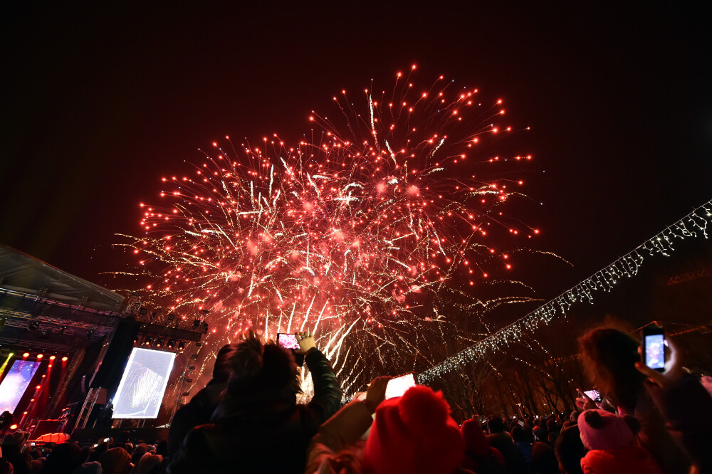 Singura petrecere de Revelion in aer liber din Capitala. Bucurestenii au invadat Parcul Titan sa vada focul de artificii - Imaginea 2