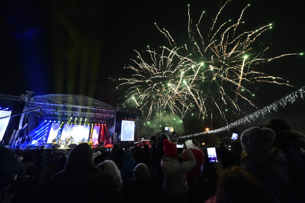 Singura petrecere de Revelion in aer liber din Capitala. Bucurestenii au invadat Parcul Titan sa vada focul de artificii - Imaginea 3