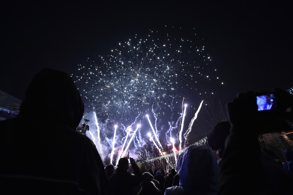 Singura petrecere de Revelion in aer liber din Capitala. Bucurestenii au invadat Parcul Titan sa vada focul de artificii - Imaginea 4