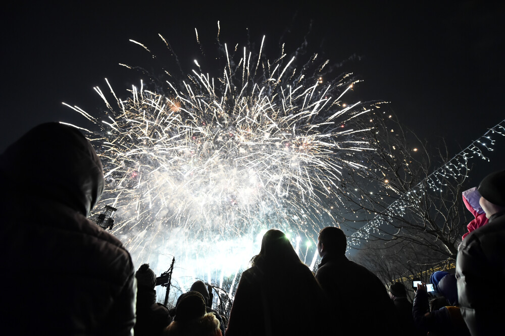 Singura petrecere de Revelion in aer liber din Capitala. Bucurestenii au invadat Parcul Titan sa vada focul de artificii - Imaginea 5