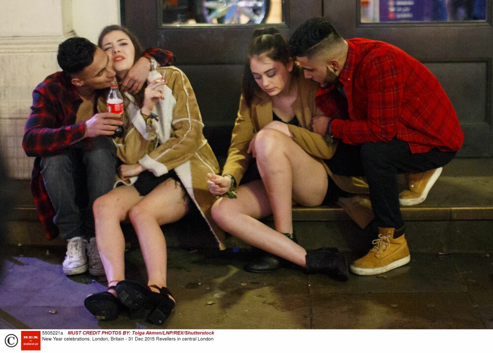Tineri beti intinsi pe strazile Londrei, dupa petrecerea de Anul Nou. Imaginile rusinoase au aparut in tabloide - Imaginea 2