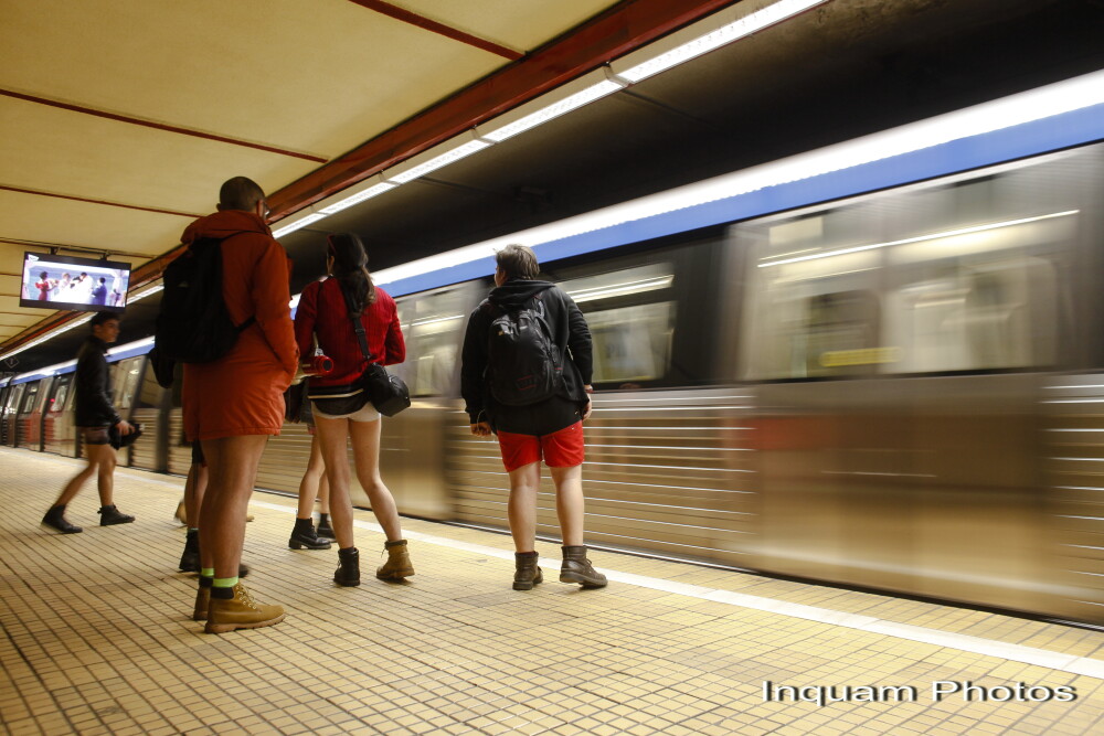 Tinerii din Bucuresti s-au plimbat in lenjerie intima la metrou si au donat haine. Reactiile calatorilor. GALERIE FOTO - Imaginea 12