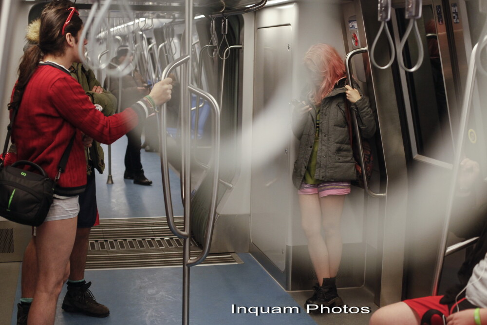 Tinerii din Bucuresti s-au plimbat in lenjerie intima la metrou si au donat haine. Reactiile calatorilor. GALERIE FOTO - Imaginea 11