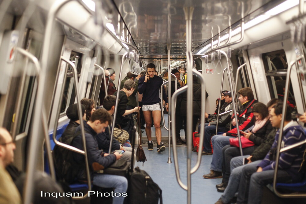 Tinerii din Bucuresti s-au plimbat in lenjerie intima la metrou si au donat haine. Reactiile calatorilor. GALERIE FOTO - Imaginea 10