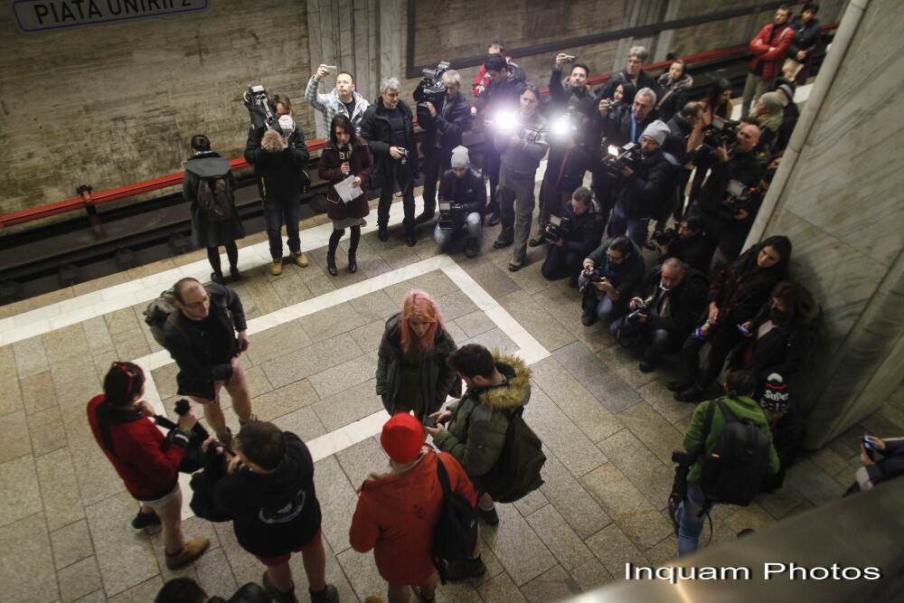 Tinerii din Bucuresti s-au plimbat in lenjerie intima la metrou si au donat haine. Reactiile calatorilor. GALERIE FOTO - Imaginea 7