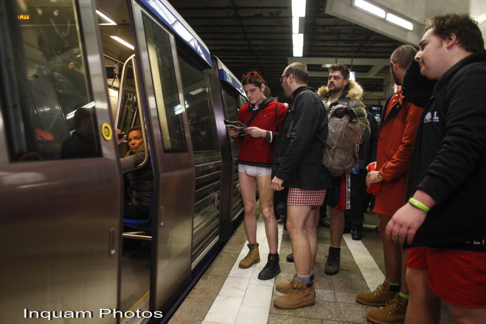 Tinerii din Bucuresti s-au plimbat in lenjerie intima la metrou si au donat haine. Reactiile calatorilor. GALERIE FOTO - Imaginea 9