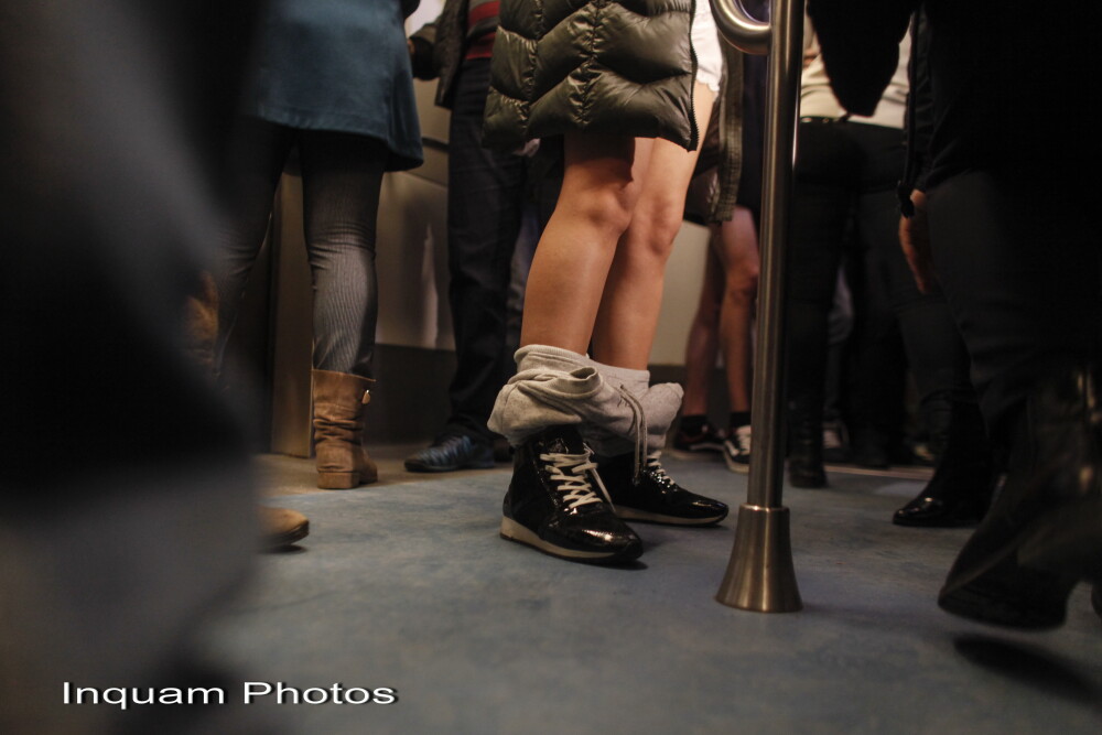 Tinerii din Bucuresti s-au plimbat in lenjerie intima la metrou si au donat haine. Reactiile calatorilor. GALERIE FOTO - Imaginea 6