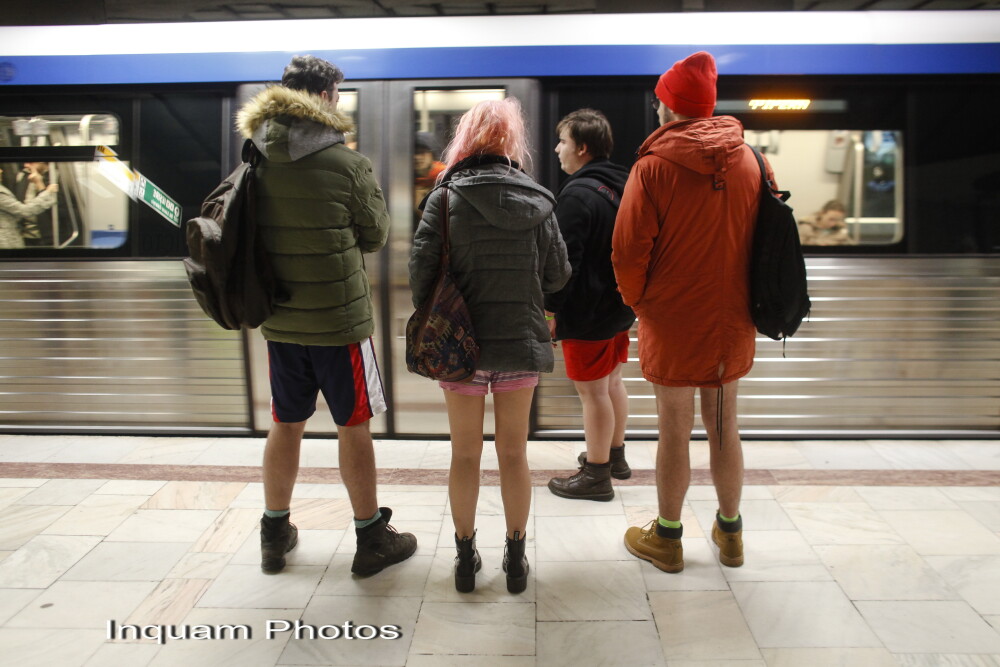 Tinerii din Bucuresti s-au plimbat in lenjerie intima la metrou si au donat haine. Reactiile calatorilor. GALERIE FOTO - Imaginea 5